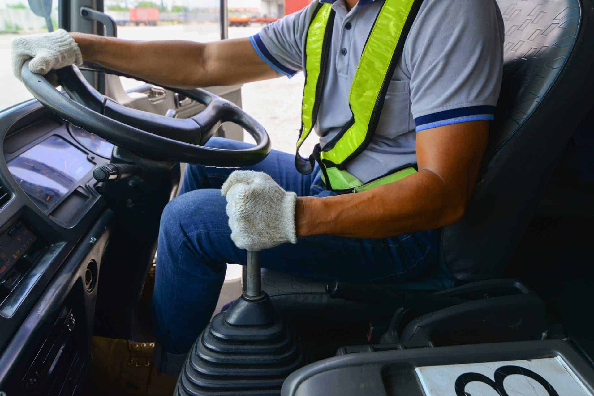 Сайт проверка водителя. Женщина дальнобойщик. Водители проверка то. Golf car Driver job. Где водитель проверяет трак.